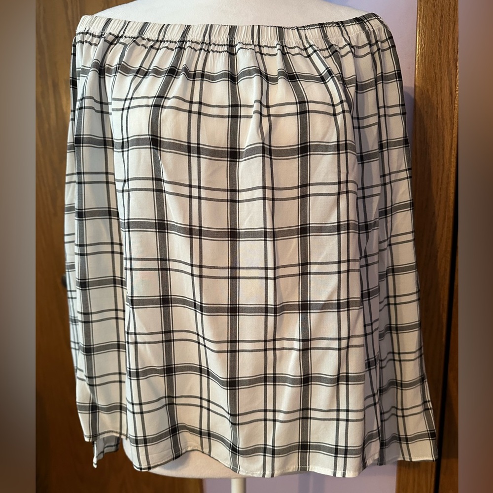 Cloth & Stone size small black and white top.